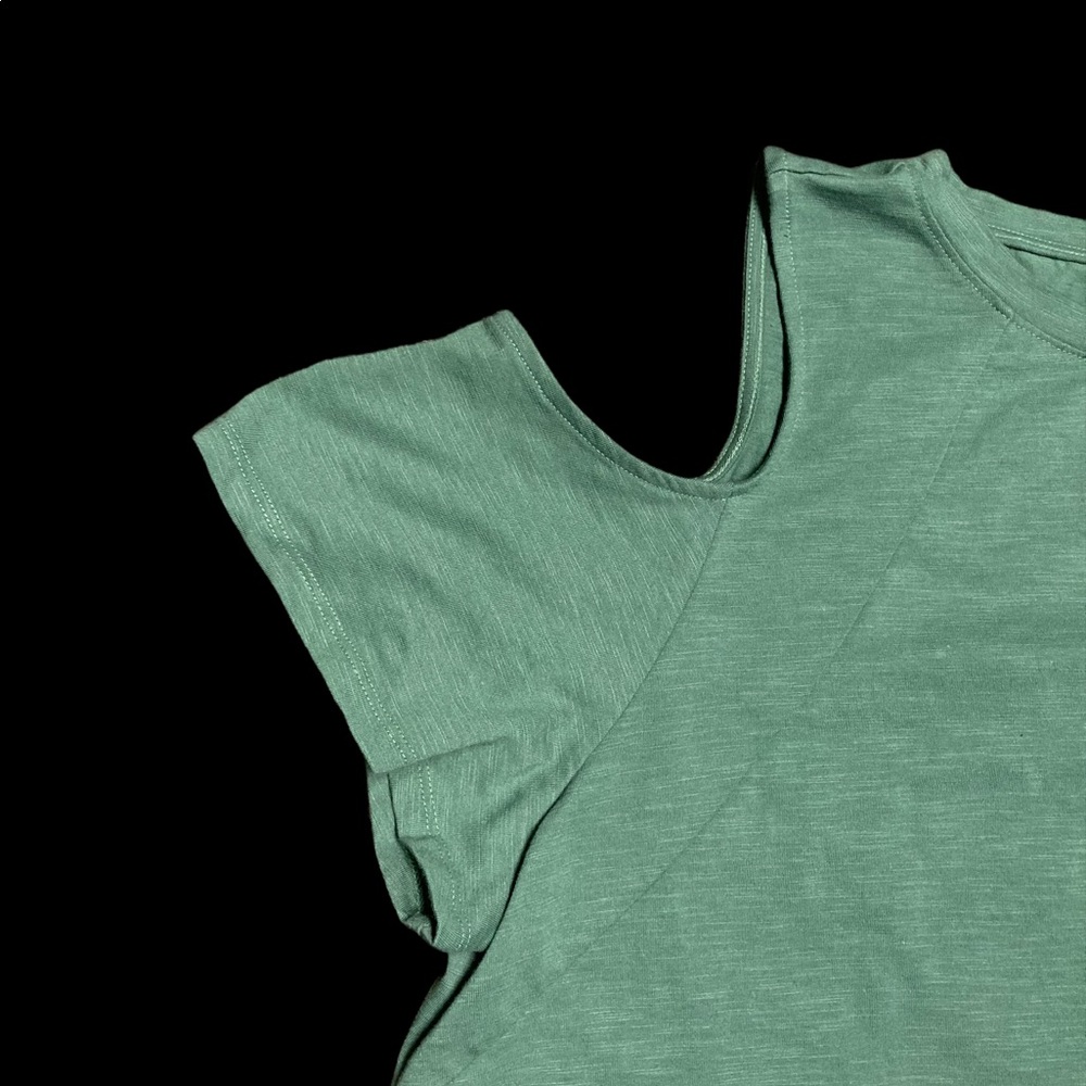VINCE CAMUTO Plus Size Short Sleeve Cold Shoulder Knit Top In Lush Eden … - Picture 5 of 9